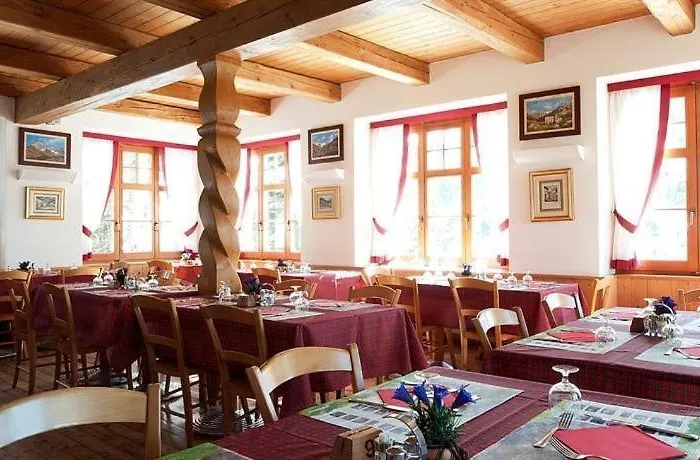 Rifugio Ghiacciaio Dei Forni ホテル